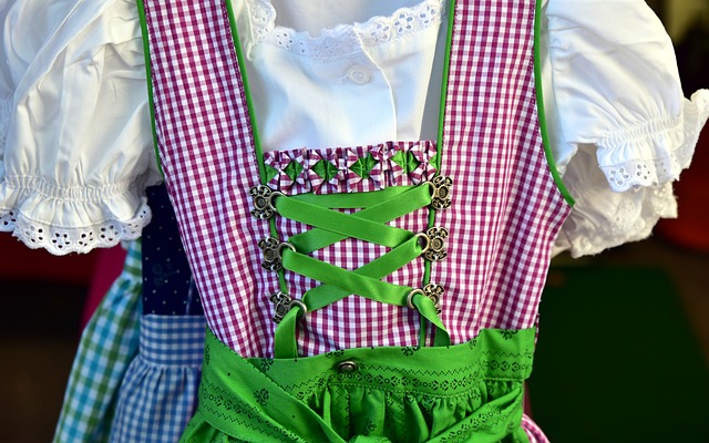 dirndl-3737193_640.jpg